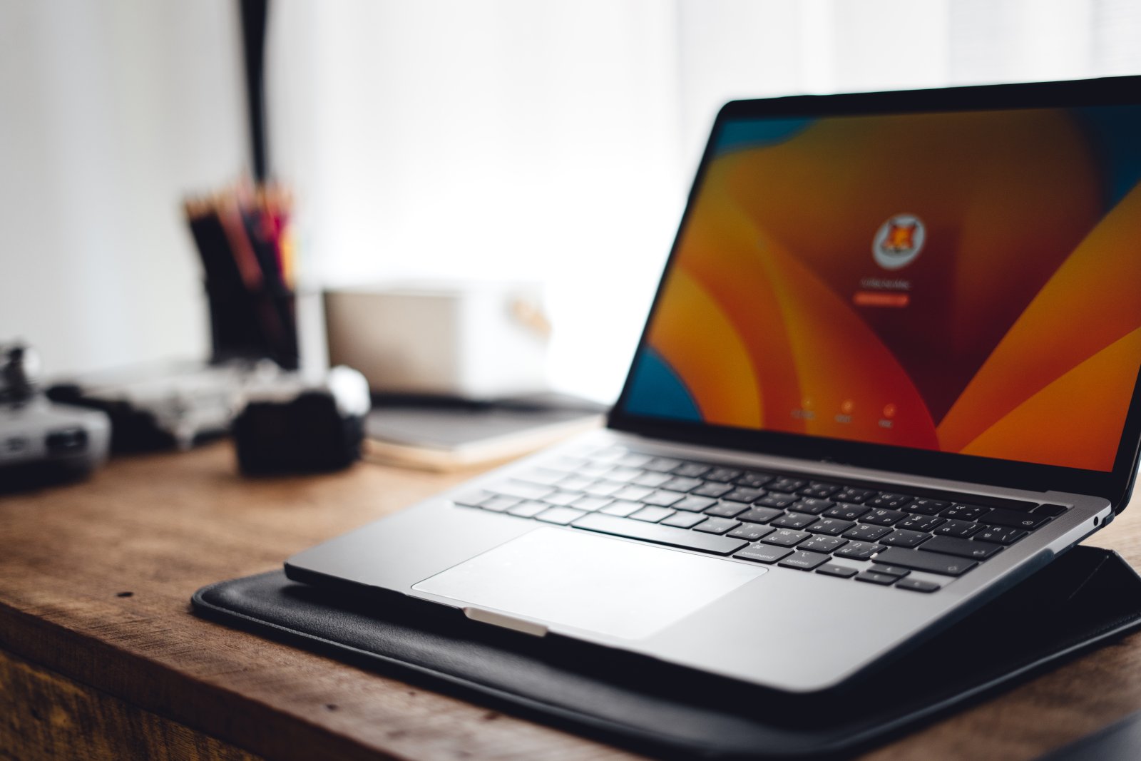 Porównanie systemów operacyjnych - Windows vs. macOS vs. Linux – który wybrać? 1 close-up-of-businessman-working-and-login-on-lapto-2023-11-27-05-25-35-utc