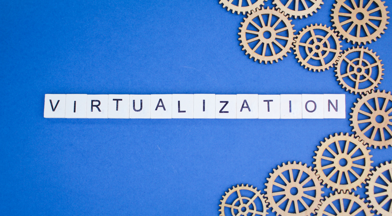 Wirtualizacja dla początkujących: kiedy wybrać VM, a kiedy Docker i jak zacząć